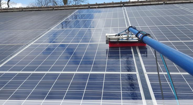 93170 : pourquoi faire appel à un professionnel pour nettoyer vos panneaux photovoltaïques ?